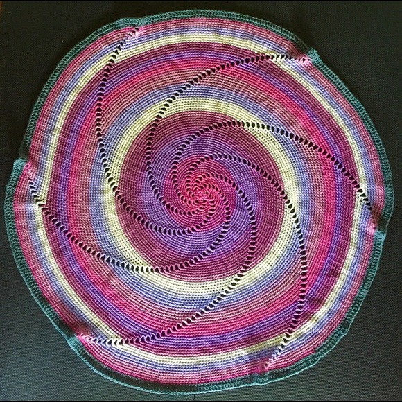 Handmade shawl, wrap or baby blanket / afghan 💜💗 - Picture 3 of 3